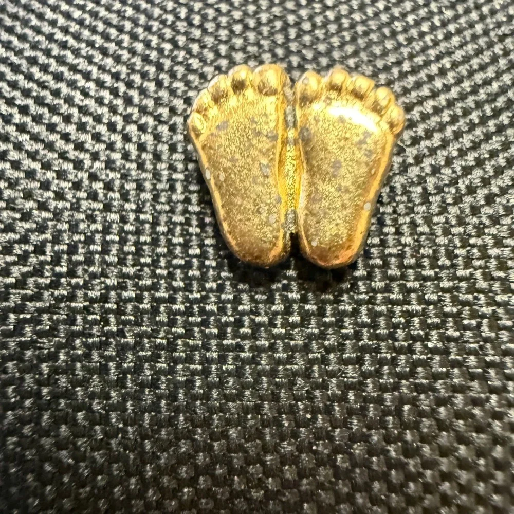 Vintage Gold Tone Baby Feet Lapel Pin Pro-Life Precious Feet Tie Tack Hat Pin‎